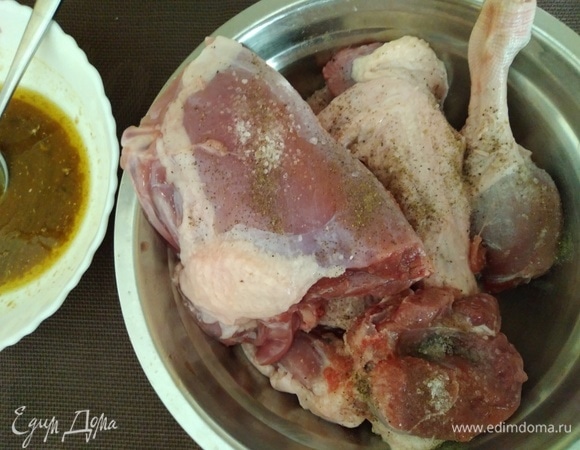 Половину тушки утки нарезать крупными кусками. Натереть куски солью и перцем.