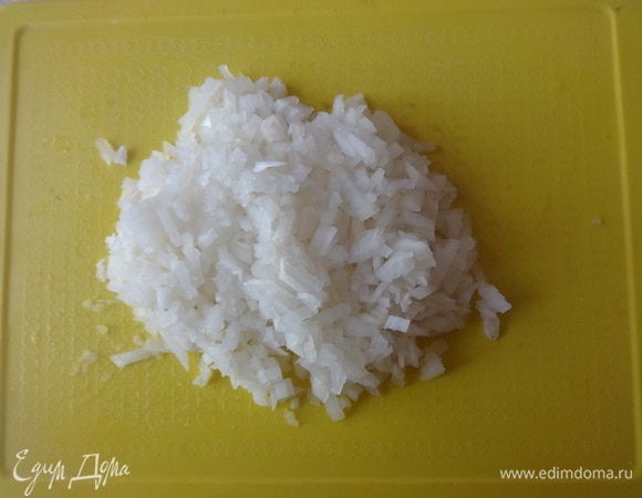 Луковицу очистить и мелко нарезать. Чеснок почистить и пропустить через пресс.