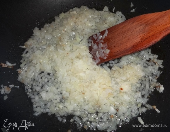 Одной столовой ложкой растительного масла смазать форму для запекания, а на остальном масле обжарить лук до золотистого цвета.