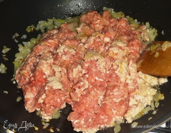К луку добавить фарш и обжарить до изменения цвета, лопаткой разбивая комочки.