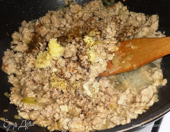 Обжаренный фарш немного посолить, поперчить, добавить чеснок, перемешать и выключить огонь. Дать фаршу немного остыть.