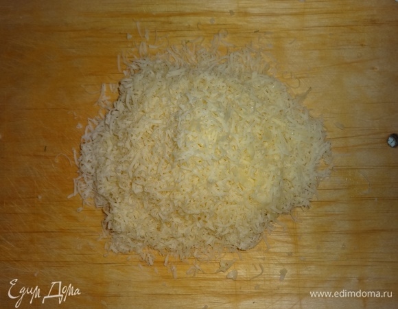 Сыр натереть на мелкой терке.