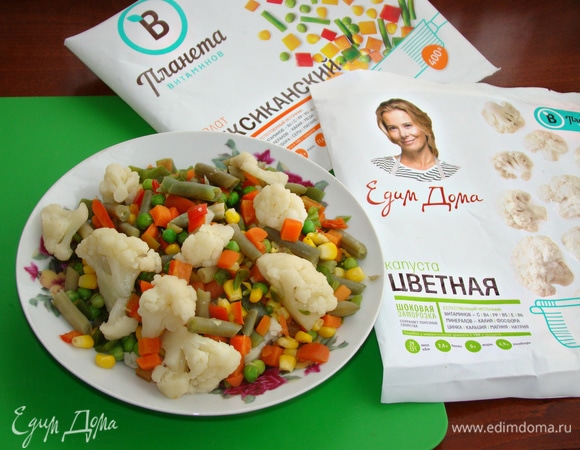Цветную капусту и овощную смесь ТМ «Планета витаминов» также отварить в подсоленной воде минут 5 и откинуть на дуршлаг.