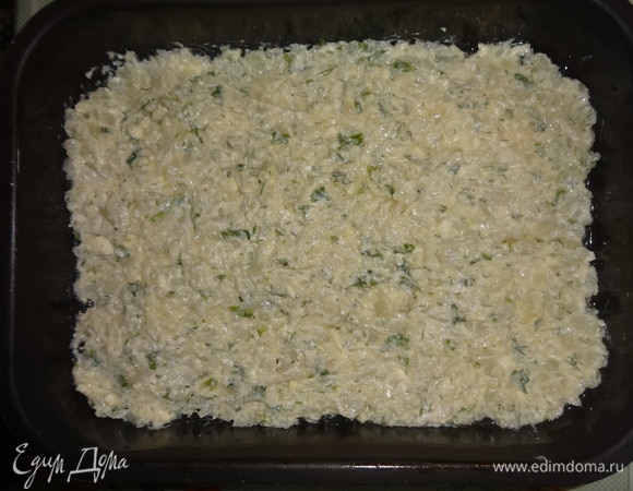 В смазанную маслом форму выложить половину капустной массы с брынзой, разровнять.