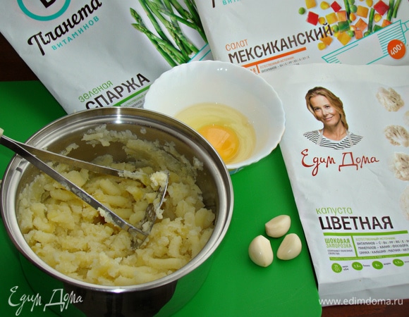 Чищенный картофель отварить, воду слить (оставив немного для пюре). Добавить яйцо, чеснок, пропущенный через пресс, соль и перец по вкусу и все пюрировать до однородности. Если пюре получается слишком густым, добавить немного оставленной воды, в которой варился картофель.