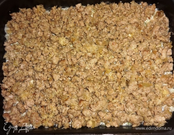 Выложить обжаренный фарш с сыром.