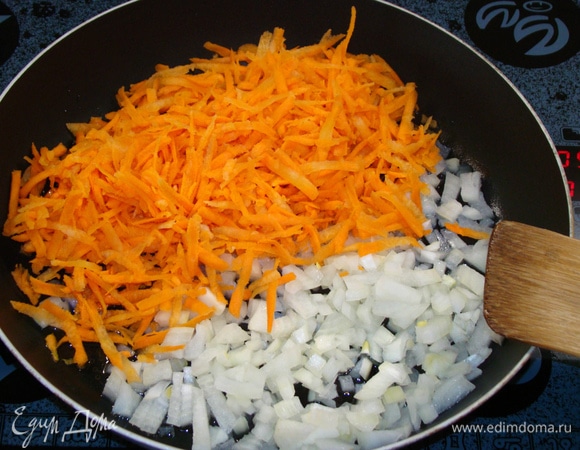 Морковь натереть на терке и обжарить на растительном масле с мелко нашинкованным репчатым луком до мягкости.