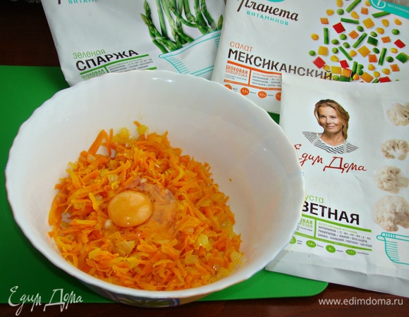 Затем добавить яйцо, соль, перец по вкусу и все перемешать.