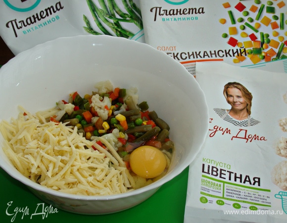 В отваренную овощную смесь добавить яйцо, натертый сыр, соль, перец по вкусу и все перемешать.