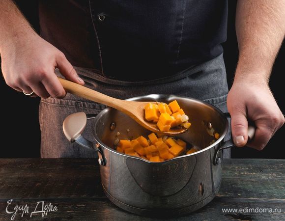 Добавьте нарезанную кубиками тыкву и все вместе немного обжарьте.