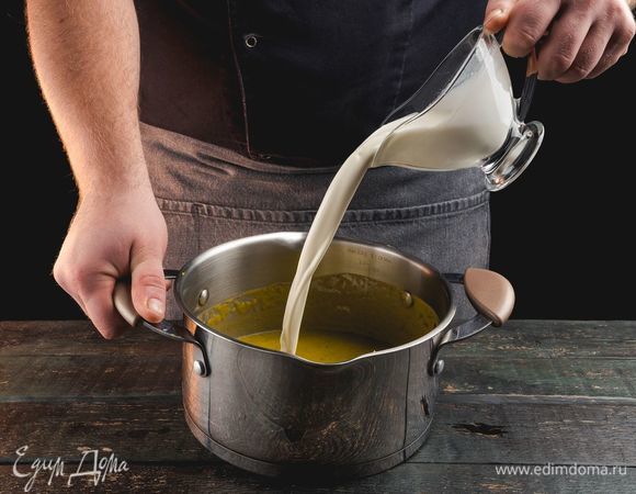 Добавьте сливки и еще раз немного взбейте суп блендером.