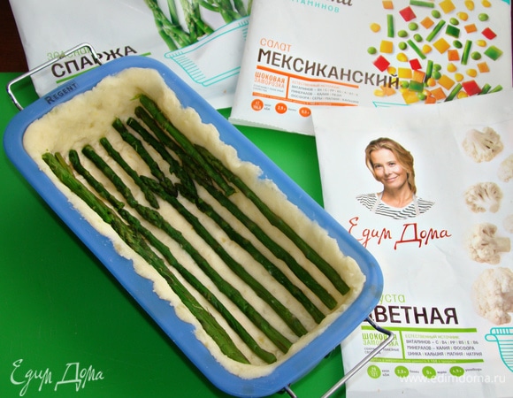 Форму для запекания смазать растительным маслом. Половину картофельного пюре распределить равномерным слоем по всей форме. Разложить спаржу по всей форме на одинаковом расстоянии друг от друга, сверху распределить вторую часть картофельного пюре.