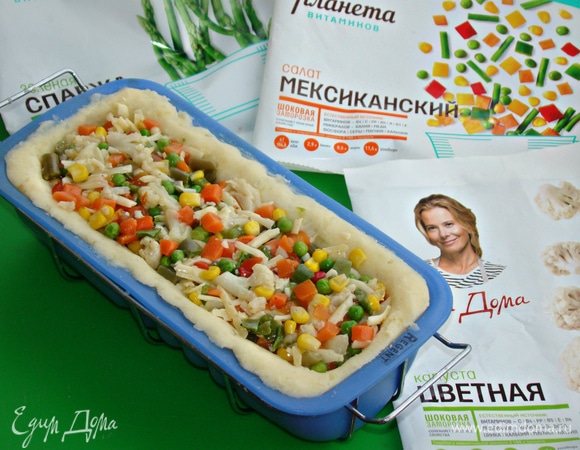 Плотно уложить овощную смесь ТМ «Планета витаминов», смешанную с яйцом и сыром.