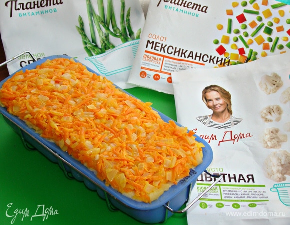 Сверху равномерно и плотно уложить морковный слой. Запекать в разогретой до 170–180°C духовке минут 35.