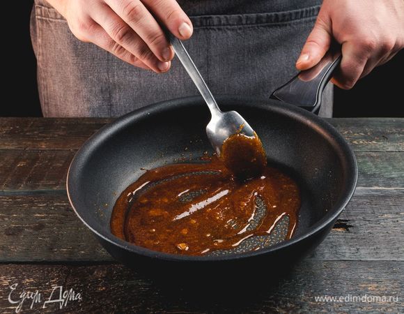 Растопите сахар в сотейнике. Добавьте в сахар измельченные семечки.