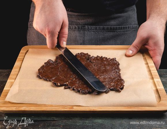 Вылейте горячую смесь на пергамент. Распределите смесь равномерно по пергаменту и оставьте застывать.