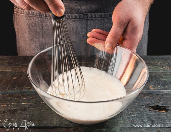 Влейте сливки в миску. Добавьте к сливкам немного ванилина, сахара и сахарной пудры. Взбейте.