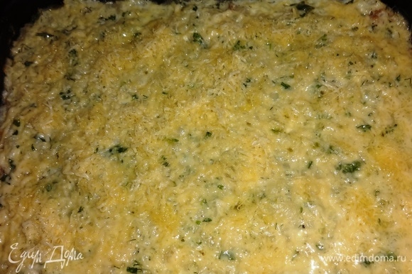 За 5–7 минут до окончания приготовления достать запеканку из духовки, посыпать оставшимся сыром и поставить обратно до расплавления сыра.