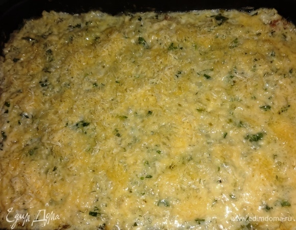 За 5–7 минут до окончания приготовления достать запеканку из духовки, посыпать оставшимся сыром и поставить обратно до расплавления сыра.