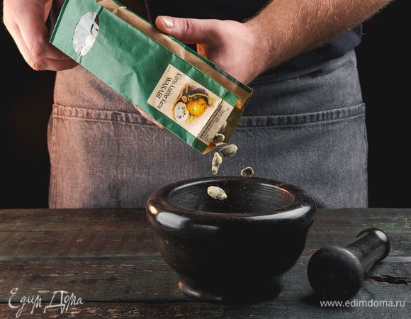 Ш<span>тирийские тыквенные семечки G.FLEISCHACKER измельчите в ступке.</span>