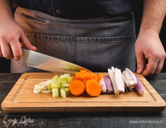 Лук-шалот, морковь, чеснок и сельдерей нарежьте.