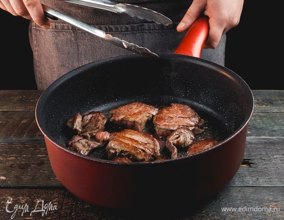 Обжарьте на оливковом масле стейки телятины с обеих сторон.