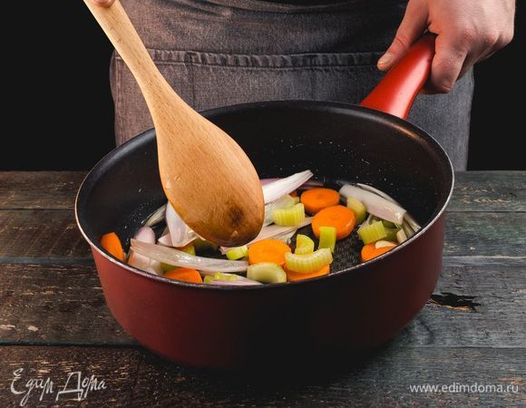 Обжарьте овощи в другой сковороде с небольшим количеством оливкового масла.