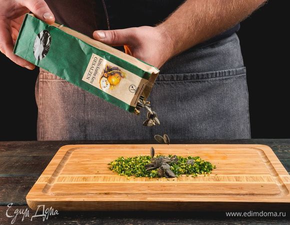 Чтобы приготовить гремолату, измельчите петрушку, лимонную цедру, чеснок и штирийские тыквенные семечки G.FLEISCHACKER.