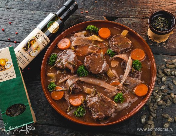 Подавайте мясо с тушеными овощами и соусом гремолата.