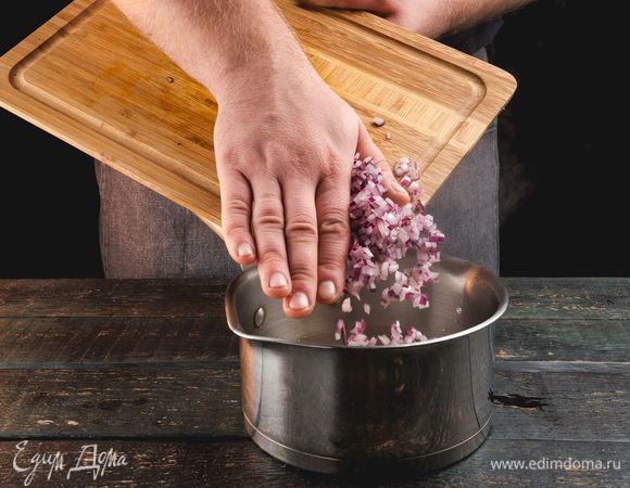 В кастрюлю влейте овощной бульон, добавьте в него уксус, лук, щепотку сахара и доведите до кипения.