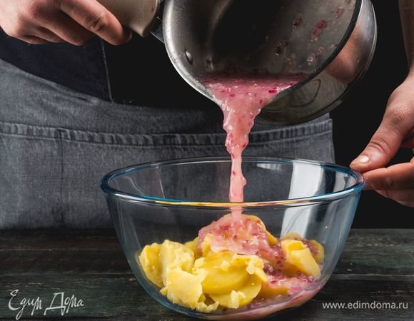 Полейте горячим бульоном картофель.
