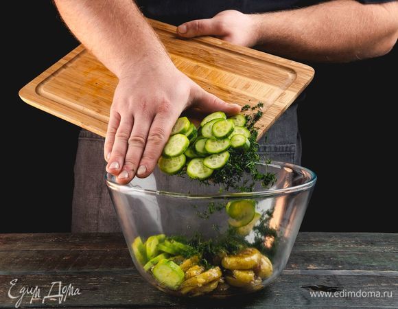 Огурцы нарежьте кружочками, укроп измельчить. Добавьте в салат.