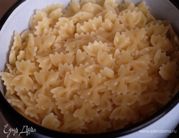 Духовку разогреть до 200°C. Пасту отварить до состояния аль-денте.