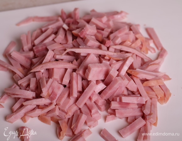 Ветчину нарезать тонкой длинной соломкой.