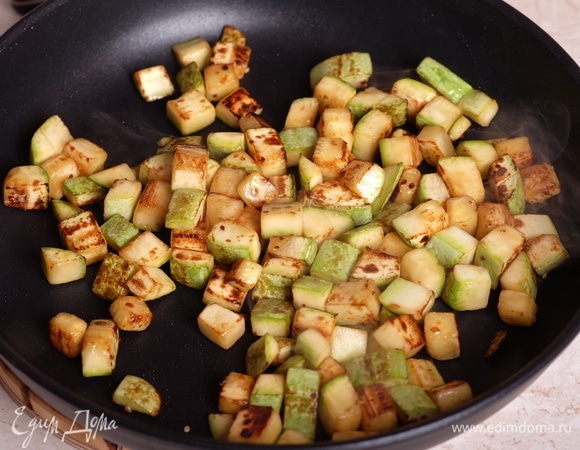 Кабачок нарезать небольшими кубиками и обжарить на растительном масле в сковороде на сильном огне до румяной корочки.