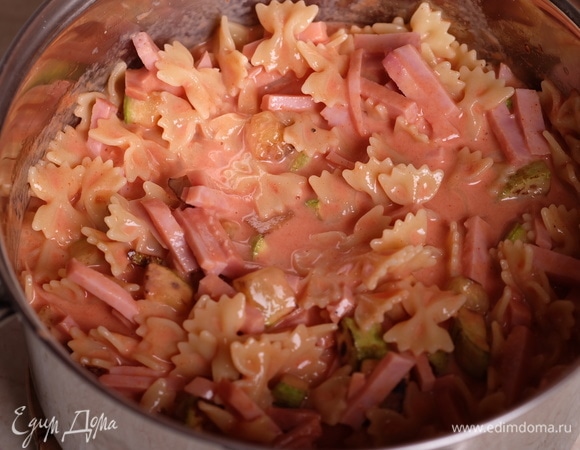 Залить процеженными через сито ароматными сливками. Перемешать. Сыр натереть на крупной терке.