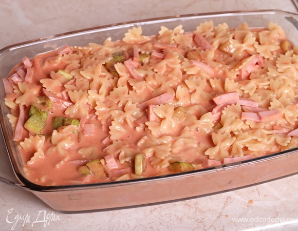 Выложить полученную смесь в форму для запекания. Посыпать сверху сыром.