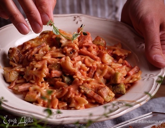 Поставить в разогретую духовку до образования румяной корочки (минут 20–30). Немного остудить и подавать, посыпав зеленью. В горячем виде запеканка не держит форму и выглядит, как паста в соусе, после остывания она приобретет форму и ее можно будет нарезать порционными кусочками.