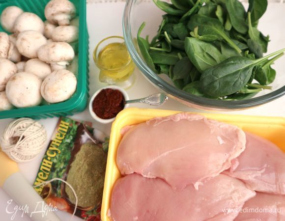 Приготовить необходимые ингредиенты. Шпинат на 1 минуту опустить в кипящую подсоленную воду, откинуть на дуршлаг, дать стечь лишней жидкости. Необходимо чуть отжать шпинат.