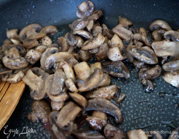 Шампиньоны обжарить на сковороде на оливковом масле (1 ст. л.). Посолить, поперчить. Долго не жарить, нужно только выпарить жидкость.