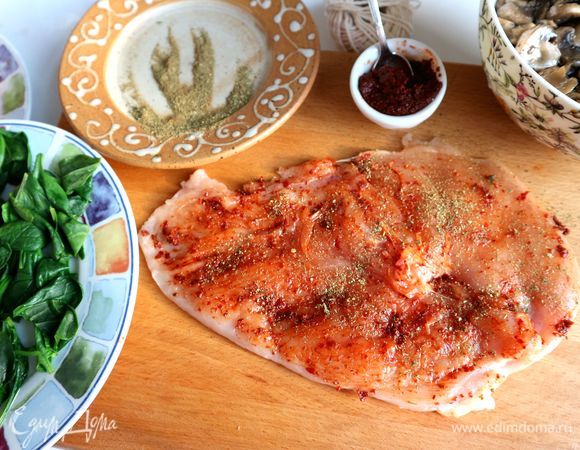 Духовку разогреть до 180°C. Смазать каждый кусочек филе аджикой, посолить слегка, посыпать хмели-сунели. Дать постоять минут 15.