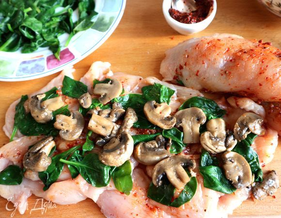 На шпинат поместить шампиньоны. У вас останется часть шампиньонов после этого шага. Они пригодятся в дальнейшем.