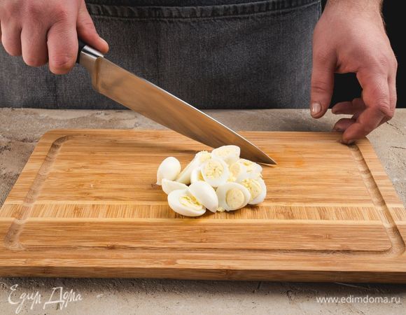 Отварите перепелиные яйца, очистите от скорлупы, разрежьте пополам.