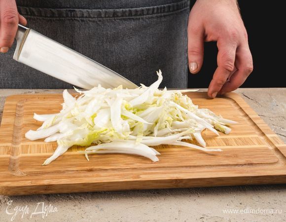 Нарежьте пекинскую капусту.