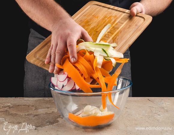 Соедините нарезанные овощи и перепелиные яйца в салатнике.