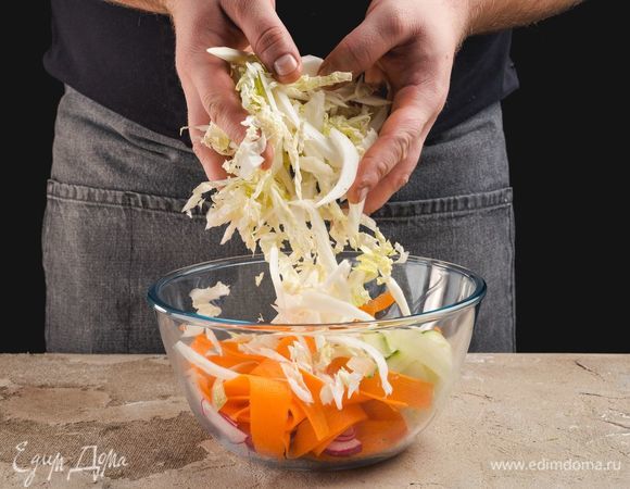 Добавьте пекинскую капусту.