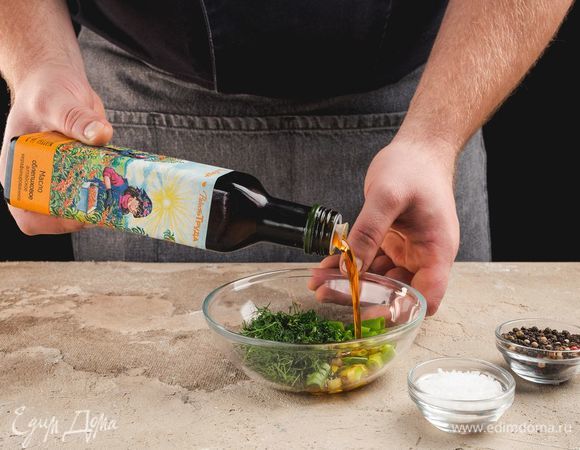 Приготовьте заправку, смешав облепиховое масло «Радость труда», измельченную зелень, соль и перец.