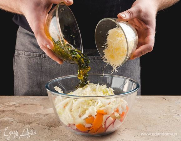 Перед подачей полейте салат заправкой и посыпьте тертым пармезаном.