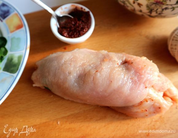 Скрутить рулеты из филе с начинкой.