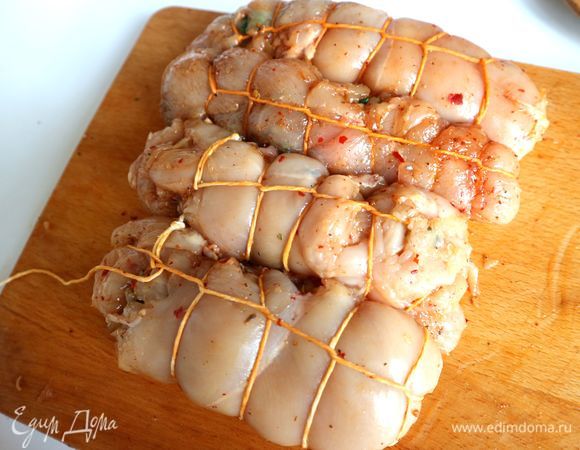 Рулеты перевязать кулинарной нитью.